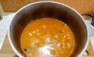 Gulasz wieprzowy z pastą pomidorową i mąką - 6 przepisów krok po kroku