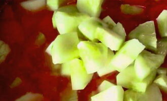 Ogórki w sosie pomidorowym na zimę - 8 niesamowitych przepisów w słoikach z działaniami krok po kroku