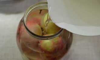 Marynowane jabłka w słoikach na zimę - 8 domowych przepisów z działaniami krok po kroku