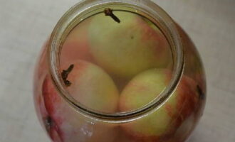 Marynowane jabłka w słoikach na zimę - 8 domowych przepisów z działaniami krok po kroku