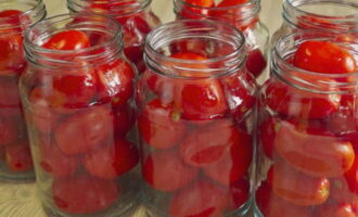 Pomidory we własnym soku bez sterylizacji na zimę - 8 przepisów, które polizasz palce