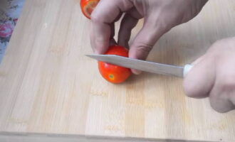 Pomidory lekko solone - 10 przepisów na błyskawiczne z czosnkiem i ziołami