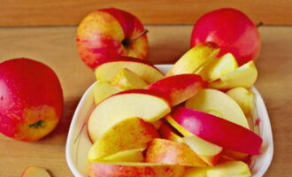 Sok jabłkowy przez sokowirówkę na zimę - 5 przepisów w domu z działaniami krok po kroku