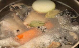 Solanka rybna - klasyczny przepis na gotowanie w domu krok po kroku