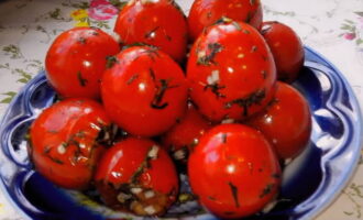 Pomidory lekko solone - 10 przepisów na błyskawiczne z czosnkiem i ziołami