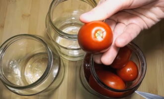 Słodkie marynowane pomidory na zimę - 10 pysznych przepisów krok po kroku