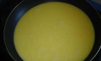 Bujny omlet na patelni z mlekiem - 10 przepisów krok po kroku