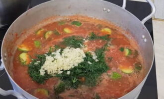 Ogórki w sosie pomidorowym na zimę - 6 niesamowitych przepisów w słoikach z działaniami krok po kroku