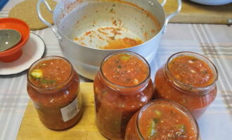 Ogórki w sosie pomidorowym na zimę - 6 niesamowitych przepisów w słoikach z działaniami krok po kroku