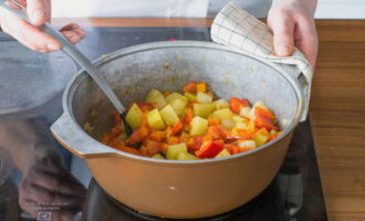 Gulasz warzywny - 10 pysznych przepisów krok po kroku