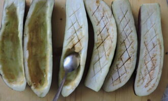 Łódki z bakłażana z mięsem mielonym i serem w piekarniku - 5 przepisów krok po kroku