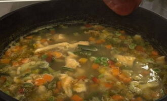 Zupa rybna z głowy i ogona pstrągowego – 5 przepisów na klasyczną zupę rybną w domu krok po kroku
