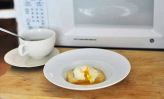 Jajko w koszulce w kuchence mikrofalowej - 5 przepisów krok po kroku