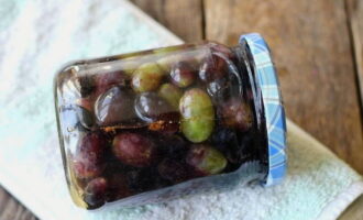 Kiszone winogrona na zimę - 5 przepisów bez sterylizacji z działaniami krok po kroku