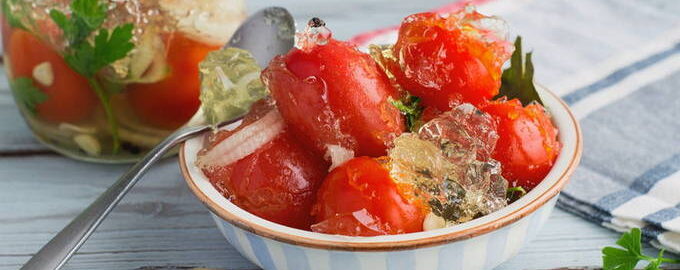 Pomidory w żelatynie na zimę - 8 przepisów bez sterylizacji, którymi będziesz lizać palce