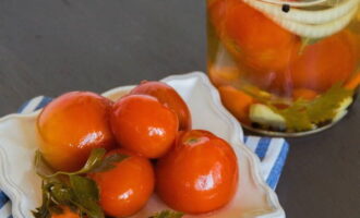 Pomidory w żelatynie na zimę - 8 przepisów bez sterylizacji, którymi będziesz lizać palce