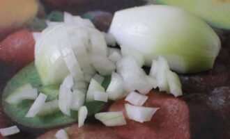 Jak marynować cebulę w occie - 10 szybkich i pysznych przepisów na sałatkę, śledzie, kebab