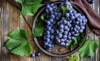 Kompot winogronowy na zimę - 10 prostych przepisów w 3-litrowym słoiku z działaniami krok po kroku