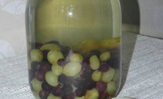 Kompot winogronowy na zimę - 10 prostych przepisów w 3-litrowym słoiku z działaniami krok po kroku