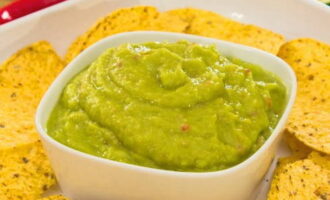 Guacamole - 7 klasycznych przepisów na awokado krok po kroku