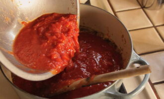 Ketchup z pomidorów i papryki na zimę - 5 przepisów w domu