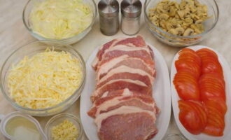 Francuskie mięso wieprzowe z serem i pieczarkami w piekarniku – 5 przepisów z pomidorami, ziemniakami, cebulą krok po kroku
