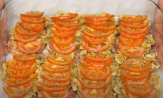 Francuskie mięso wieprzowe z serem i pieczarkami w piekarniku – 5 przepisów z pomidorami, ziemniakami, cebulą krok po kroku