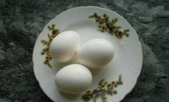 Marmurowe jajka na Wielkanoc - 7 przepisów DIY krok po kroku
