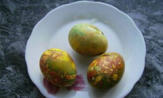 Marmurowe jajka na Wielkanoc - 7 przepisów DIY krok po kroku