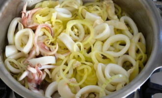 Kalmary w sosie śmietanowym - 8 przepisów z cebulą, czosnkiem, pieczarkami na patelni, w piekarniku z