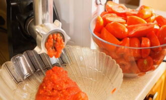 Ogórki w pomidorach na zimę - 6 niesamowitych przepisów w słoikach z działaniami krok po kroku