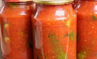 Ogórki w pomidorach na zimę - 6 niesamowitych przepisów w słoikach z działaniami krok po kroku