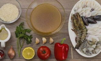 Paella z owocami morza — 6 domowych przepisów krok po kroku