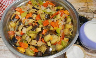 Gulasz warzywny z mięsem — 10 przepisów krok po kroku
