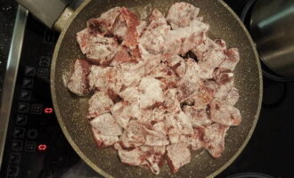 Wątróbka wołowa w śmietanie z cebulą na patelni - 5 przepisów krok po kroku