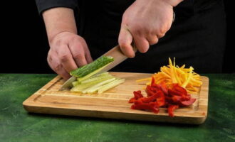 Funchoza z krewetką – 8 przepisów krok po kroku z warzywami i sosem sojowym