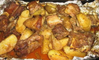 Żeberka wieprzowe z ziemniakami w piekarniku - 8 pysznych przepisów krok po kroku
