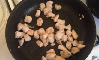 Makaron z kurczakiem i pieczarkami w kremowym sosie – 5 przepisów krok po kroku