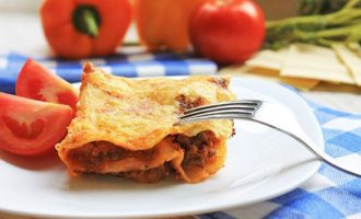 Klasyczna lasagne z mielonego mięsa w piekarniku - 10 przepisów w domu krok po kroku