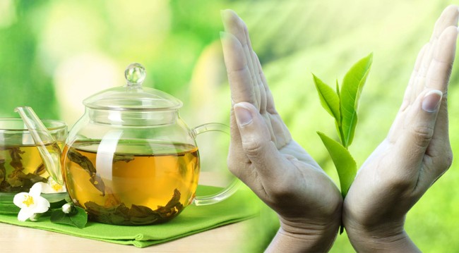 imbryk zielonej herbaty i kobiece dłonie