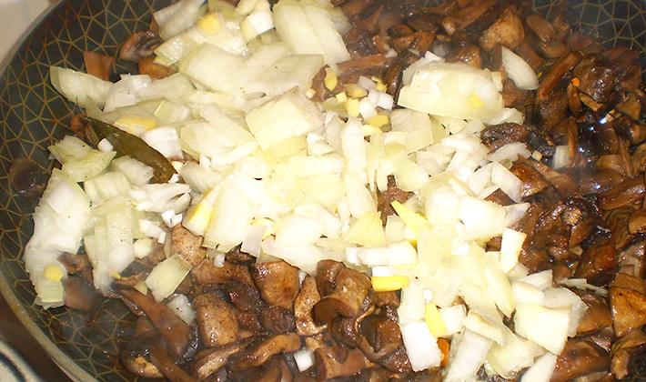 Jak gotować smażone borowiki z cebulą: przepisy z ziemniakami