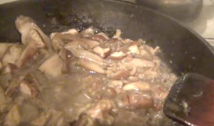 Jak gotować smażone borowiki z cebulą: przepisy z ziemniakami