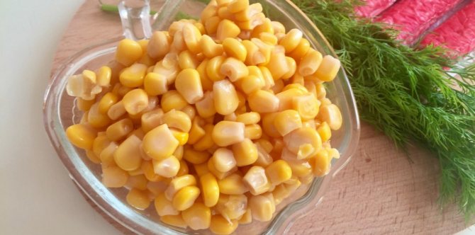 kukurydza w puszkach w talerzu