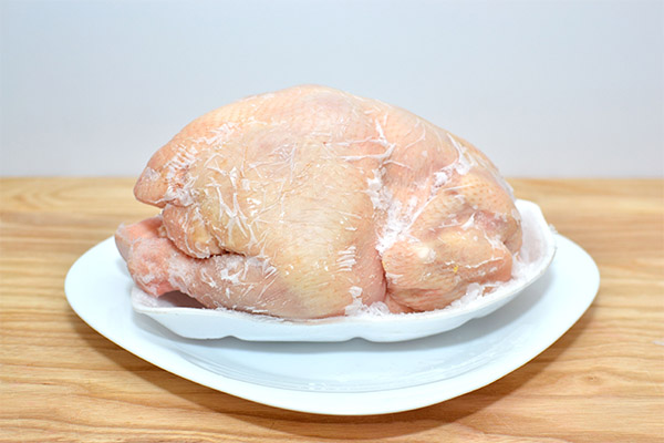 Jak prawidłowo i szybko rozmrozić kurczaka