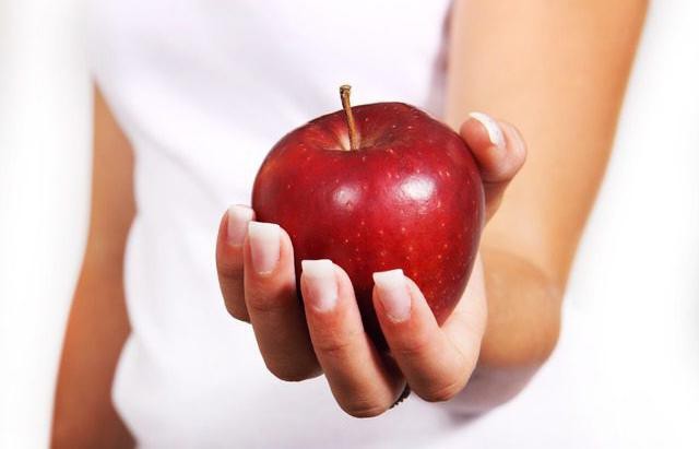 Jabłka na zapalenie żołądka: czy można jeść, wpływ na chorobę?