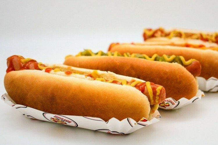 Hot dog z cukinią i rukolą