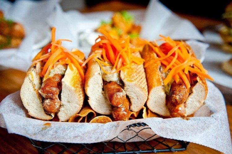 Hot dog z koreańską marchewką