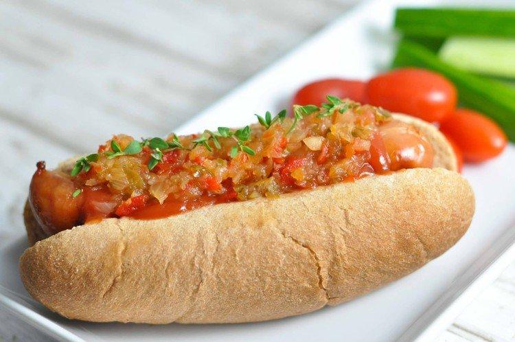 Hot dog z salsą pomidorową
