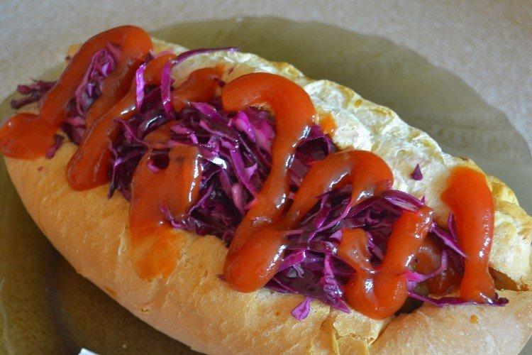 Hot dog z czerwoną kapustą i kukurydzą