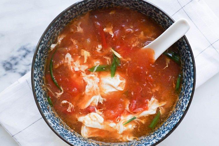 Zupa pomidorowa z jajkiem
